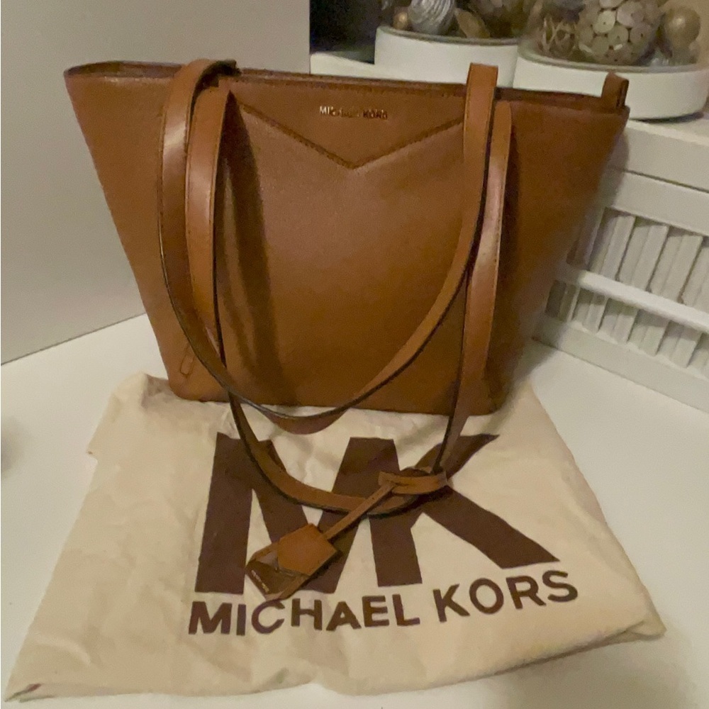 Michael Kors beautiful tan color leather bag classic  comes with their desk bag
